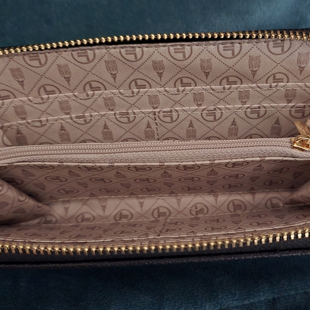 London Fog Black Pebble-Grain Zip Wallet with Gold Logo - Picture 7 of 12